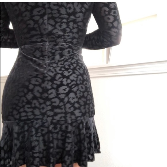 AQUA | Elegant Black Leopard Patterned Velvet Dress - Picture 3 of 8